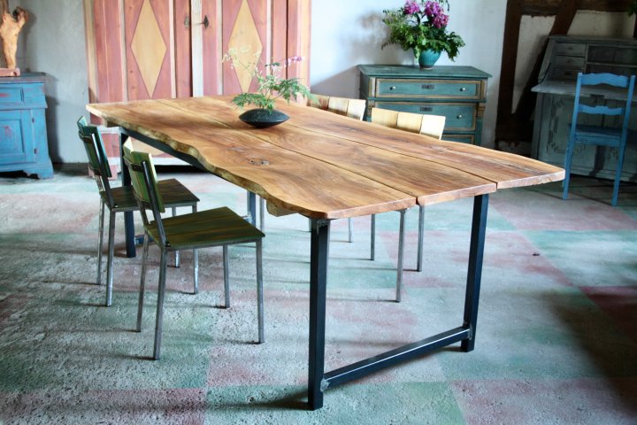 Tisch mit unbesäumter Kirschholzplatte