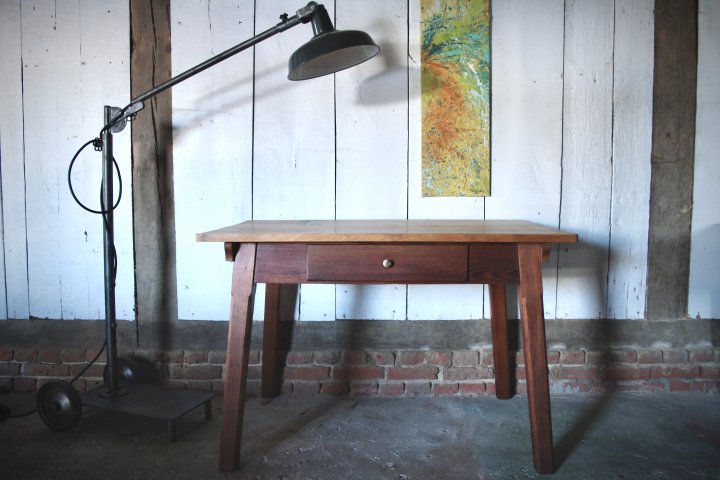 Tisch mit Ahornplatte