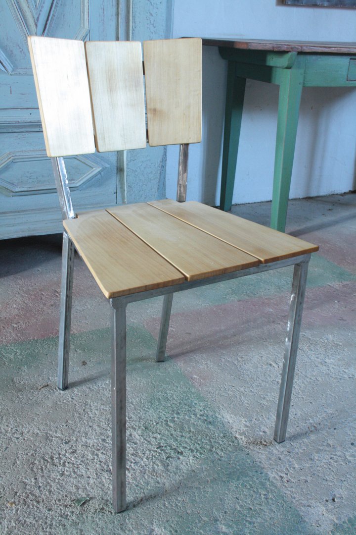 Stühle aus Stahl und Holz
