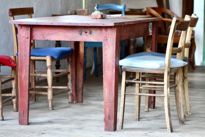 Tisch aus alten Stalltüren