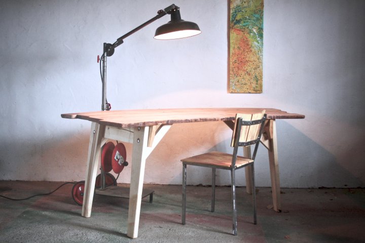 Schreibtisch aus schwungvoll gewachsenen heimischen Edelkastanienholz
