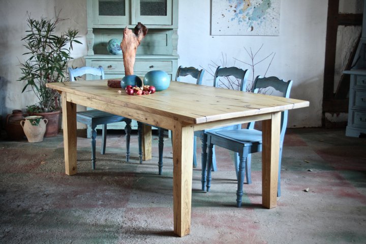 Tisch aus Robinienholz