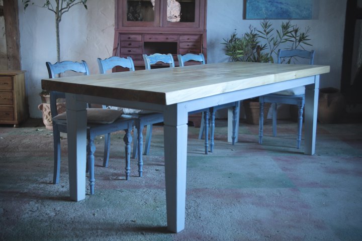 Tisch mit heller Pappelholzplatte