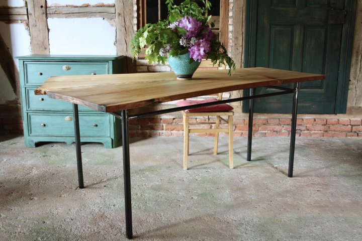 Tisch mit Pappelholzplatte