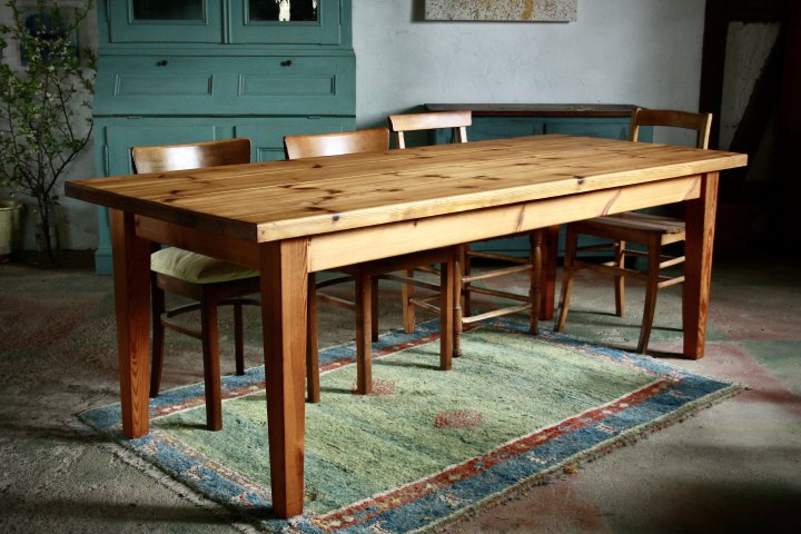 Großer Tisch aus Kiefernholz