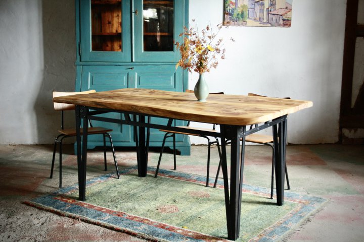 Tisch mit einer Platte aus heimischen Kastanienholz