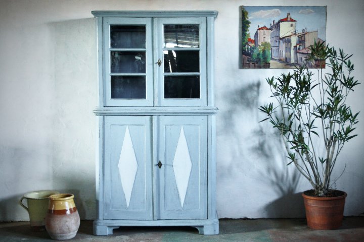 Vitrinenschrank aus der Biedermeier-Zeit