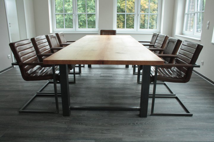 Konferenztisch aus Roteiche