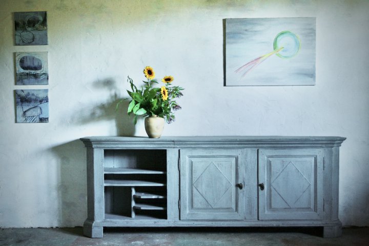 Sehr breites Sideboard