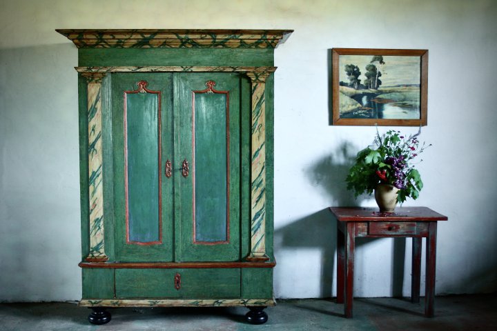 Kleiner zweitüriger Dielenschrank