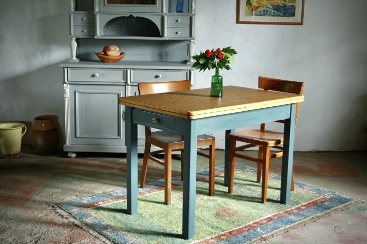 Ausziehtisch mit Linoleumplatten