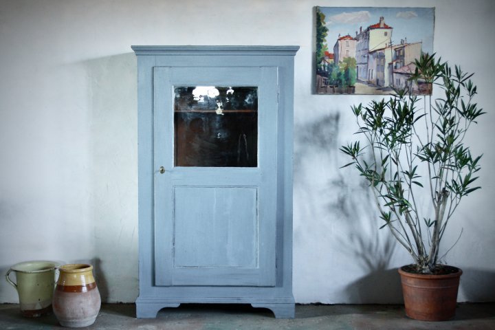 Kleiner, schlichter Vitrinenschrank