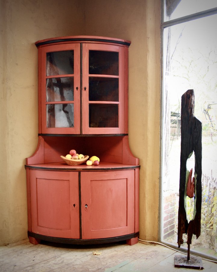 Rot gefasster Eckschrank aus der Biedermeierzeit