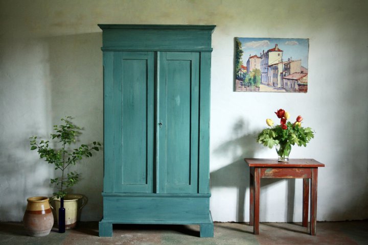 Kleiner zweitüriger Kleiderschrank