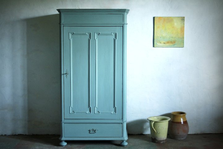 Kleiner schwedischer Kleiderschrank mit Schublade