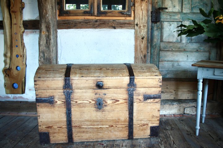 Große Runddeckeltruhe