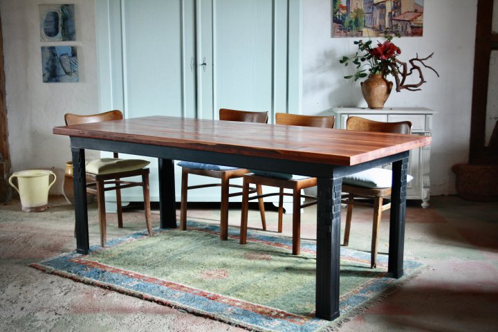 Tisch mit einer Platte aus Pflaumenbaum