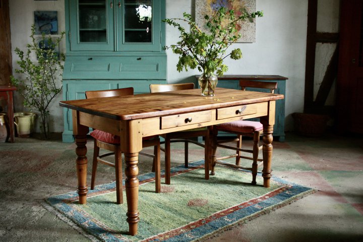 Tisch mit gedrechselten Beinen