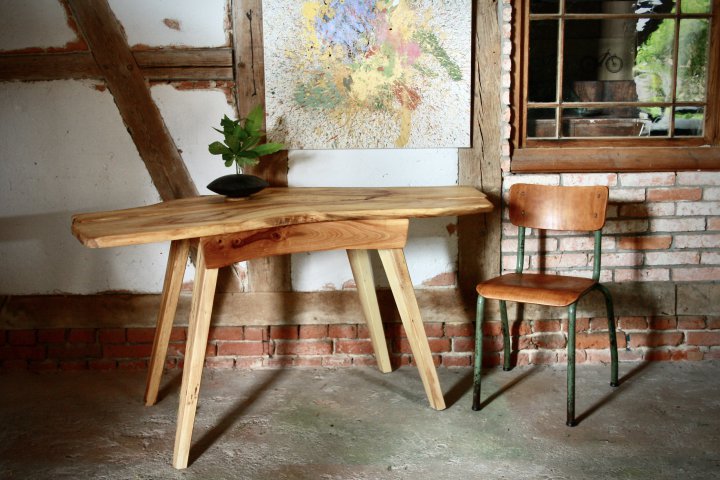 Schreibtisch mit einer Platte aus Kastanienholz