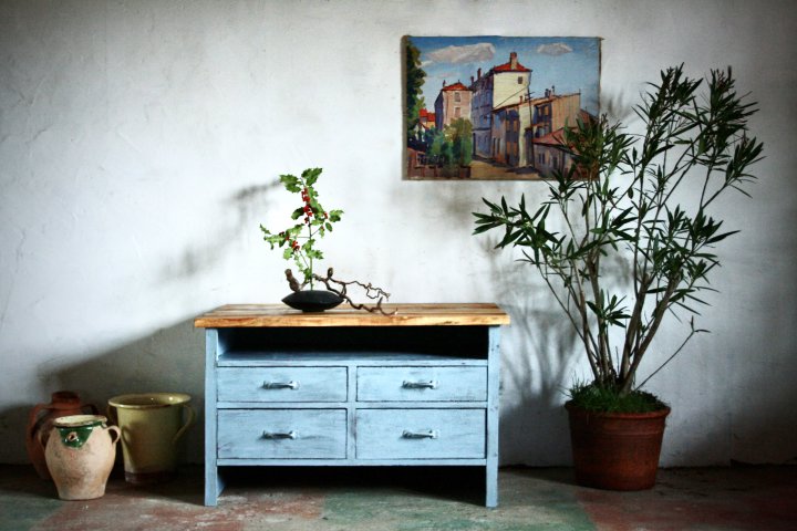 Schubladenmöbel mit einer Platte aus Kastanienholz