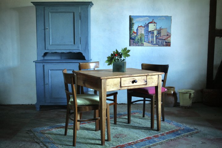 Tisch mit Schublade