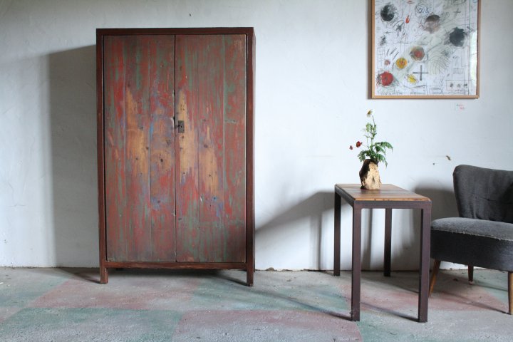 Schrank aus Stahl und alten Stalltüren