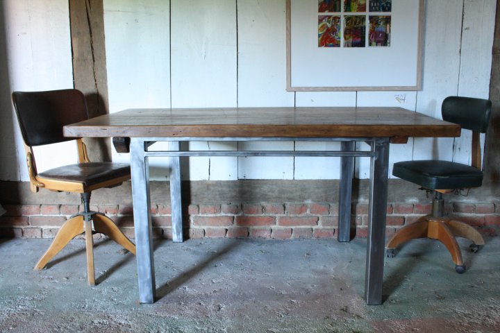 Tisch mit Buchenplatte