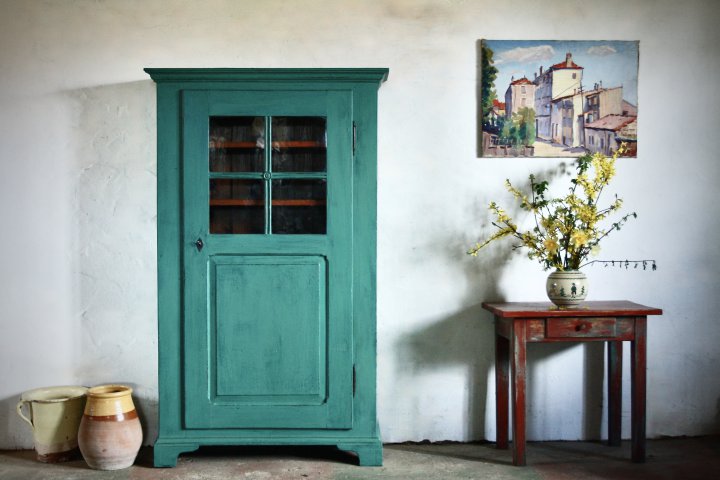 Kleiner Vitrinenschrank