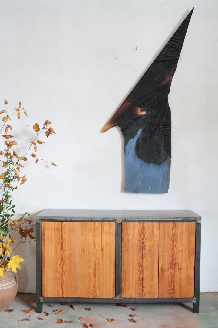 Sideboard aus altem Holz und Stahl