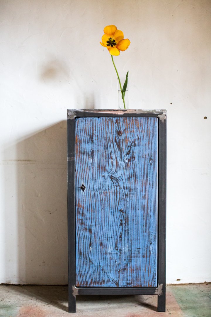 Blaues Holz im Stahlschrank