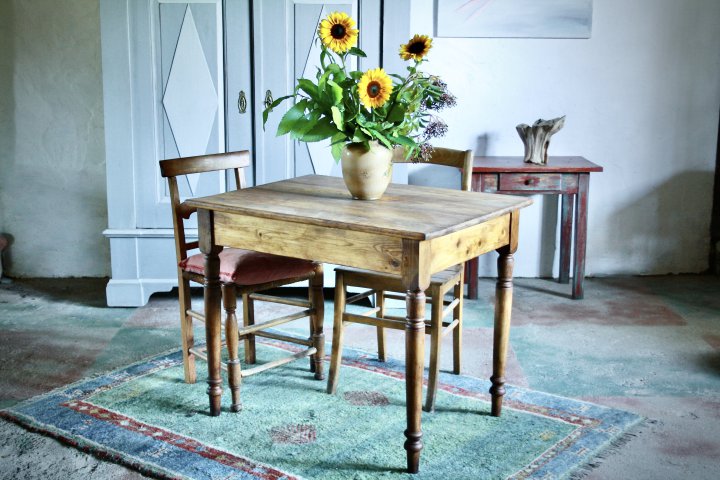 Tisch aus schönem Nadelholz