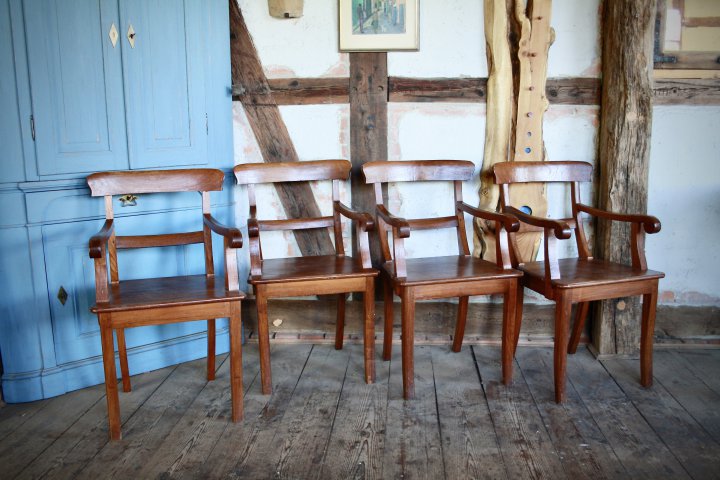 Vier Stühle aus Ulmenholz