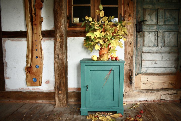 Kleines Schränkchen mit Farbspiel