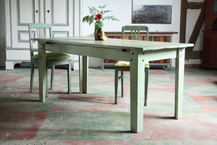 Tisch aus alten Stalltüren