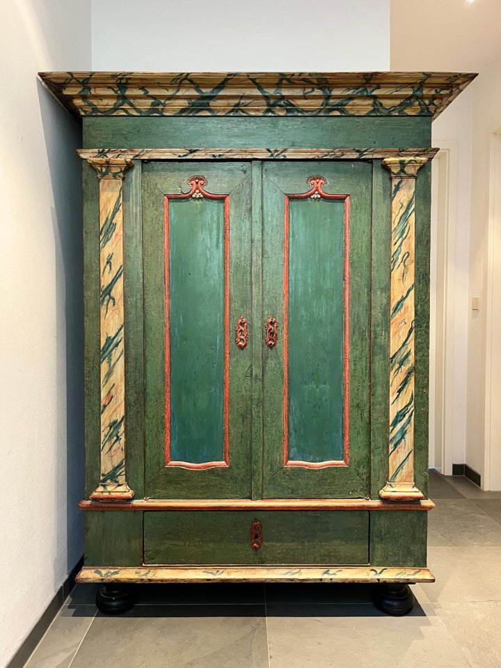 Kleiner zweitüriger Dielenschrank