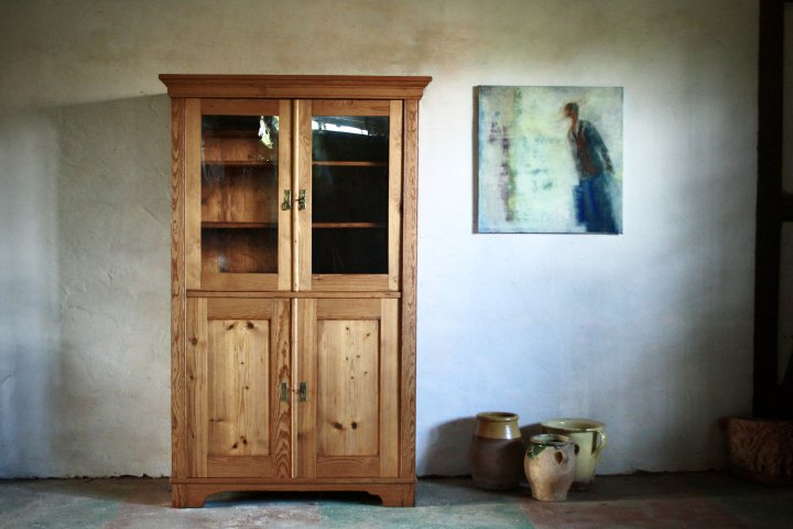 Viertüriger Vitrinenschrank