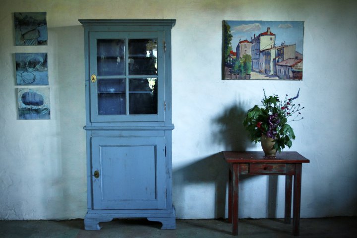Zierlicher Vitrinenschrank