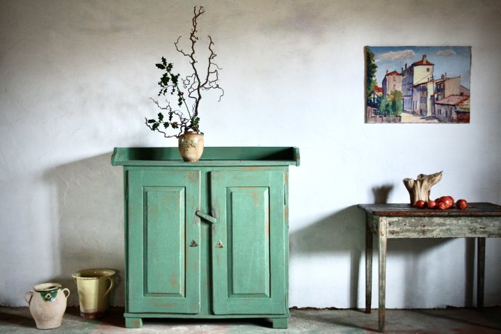 Schrank mit vier Innenschubladen