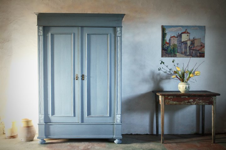 Kleiderschrank mit Jugendstilornamenten