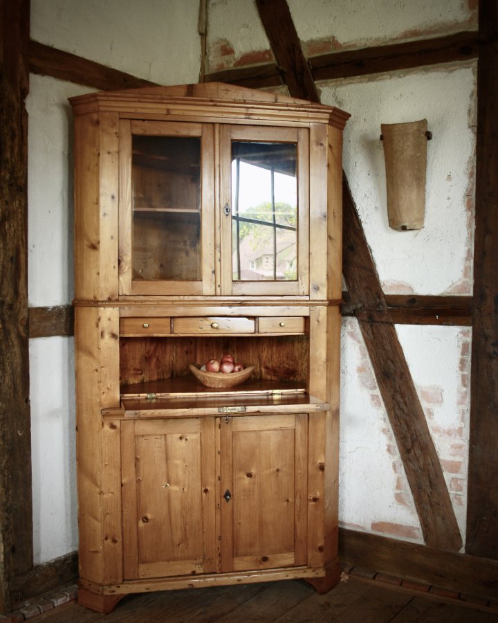 Norddeutscher Biedermeier-Eckschrank