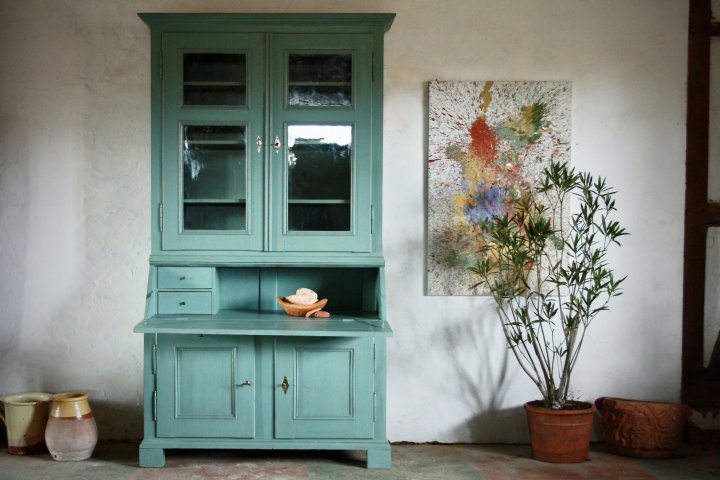 Großer Vitrinenschrank